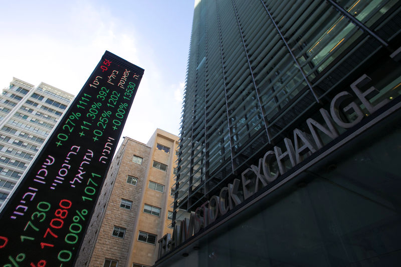 © Reuters. An electronic board displaying market data is seen at the entrance of the Tel Aviv Stock Exchange, in Tel Aviv, Israel