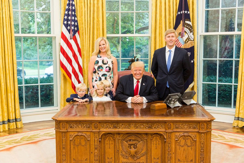 © Reuters. Nick Ayers with President Donald Trump in the Oval Office at the White House in Washington