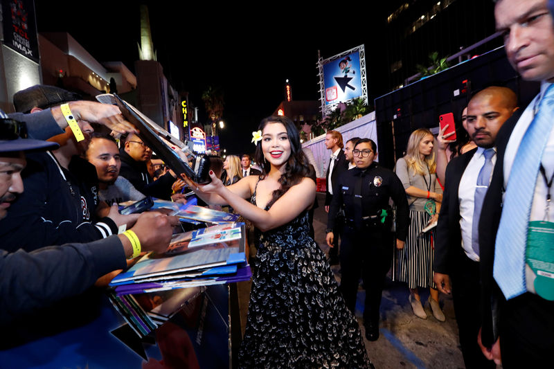 © Reuters. Cast member Cravalho signs autographs at the premiere for the movie "Ralph Breaks the Internet" at El Capitan theatre in Los Angeles