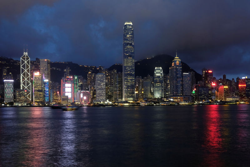 © Reuters. FILE PHOTO: A sunset view of Hong Kong island and Victoria Harbour in Hong Kong
