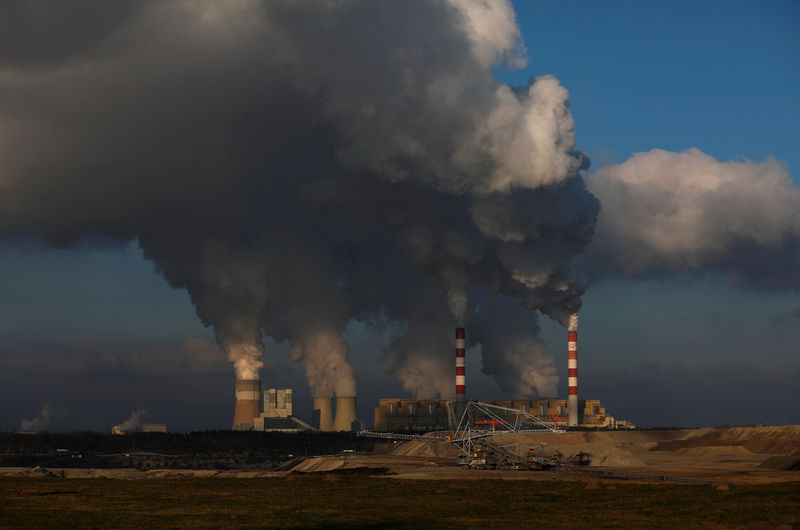 © Reuters. FILE PHOTO: Smoke and steam billows from Belchatow Power Station, Europe's largest coal-fired power plant operated by PGE Group, near Belchatow