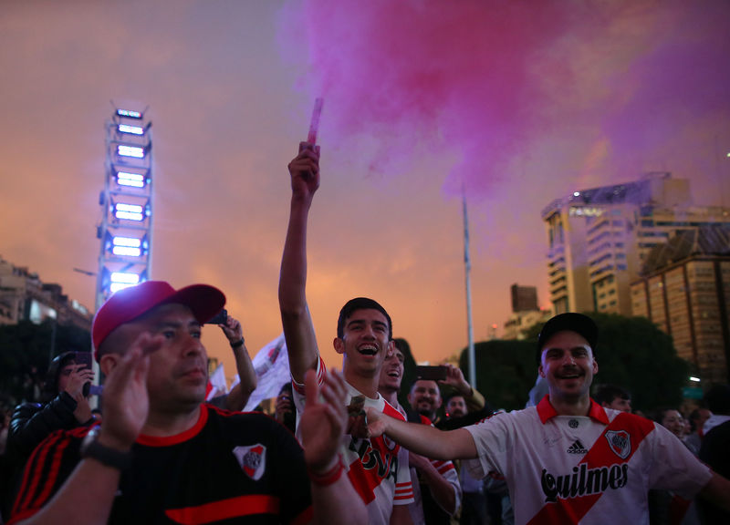 © Reuters. Hinchas de River Plate celebran luego de que su club venció a Boca Juniors para ganar la final de la Copa Libertadores, en el centro de Buenos Aires, Argentina