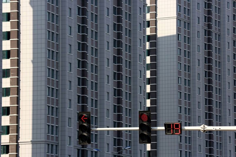 © Reuters. Traffic lights are seen in front of residential buildings in Huaian, Jiangsu