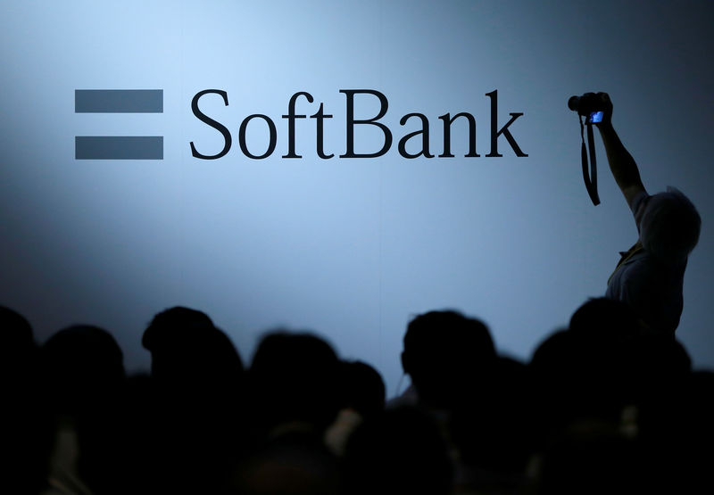 © Reuters. Логотип SoftBank Group Corp на конференции в Токио