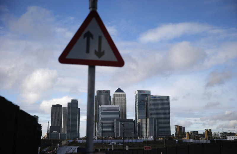 © Reuters. FILE PHOTO - The Canary Wharf financial district is seen in east London