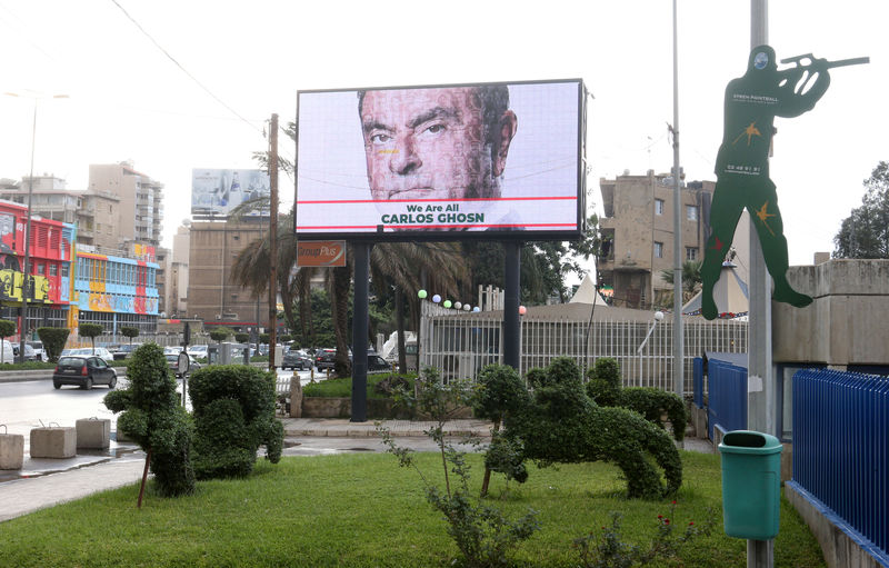 © Reuters. Um outdoor mostra solidariedade com Carlos Ghosn em um rua de Beirute
