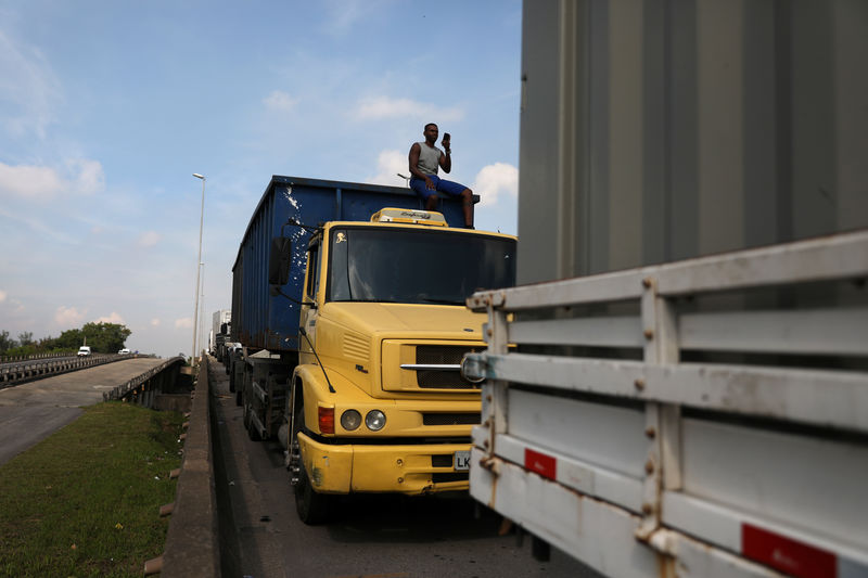 © Reuters. Caminhões parados por greve de caminhoeiros de maio