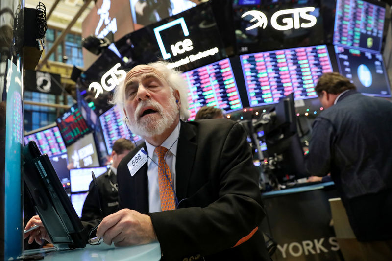 © Reuters. A trader works on the floor of the NYSE in New York