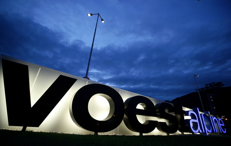 © Reuters. FILE PHOTO: The logo of steelmaker Voestalpine stands in front of the steel plant Donawitz in Leoben