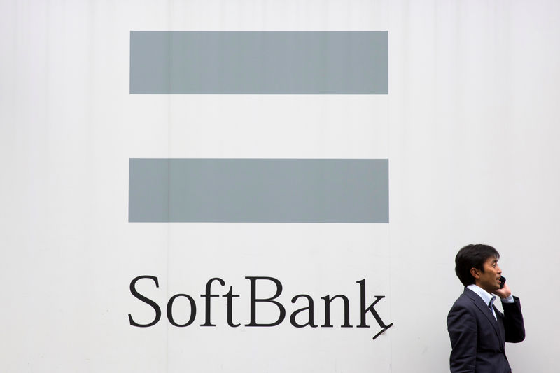 © Reuters. Homem fala ao celular diante de logo do SoftBank em Tóquio, Japão