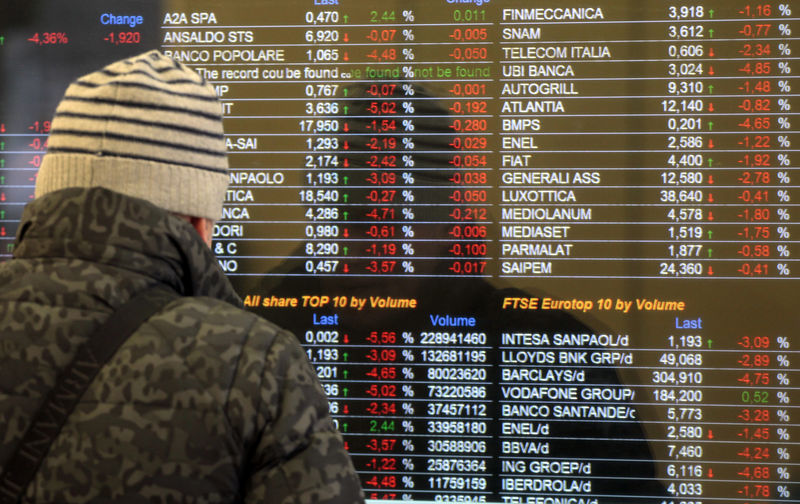© Reuters. Le quotazioni azionarie della borsa di Milano sul tabellone elettronico di una banca