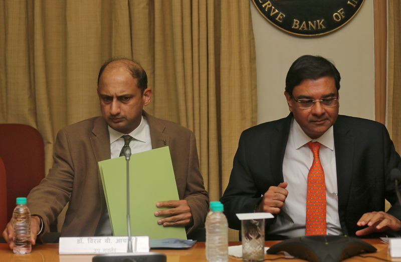 © Reuters. FILE PHOTO: RBI Governor Urjit Patel and Deputy Governor Viral Acharya attend a news conference after a monetary policy review in Mumbai