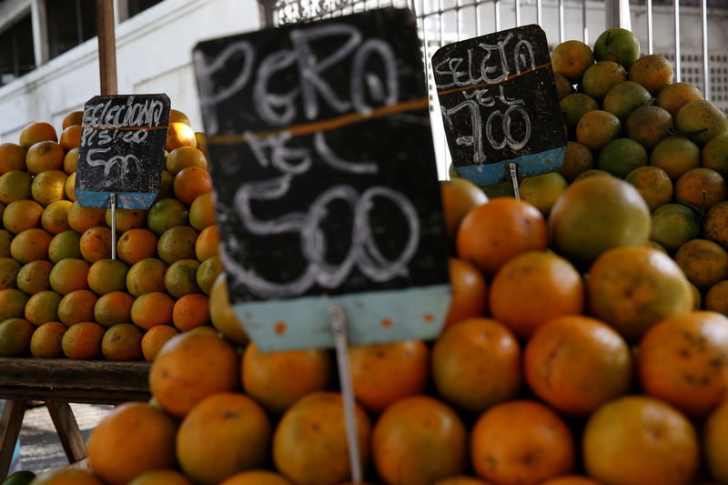 © Reuters. Barraca de laranjas em feira no Rio de Janeiro