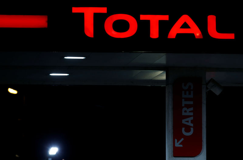 © Reuters. Logo da petroleira francesa Total é visto em posto de gasolina em Latresne, na França