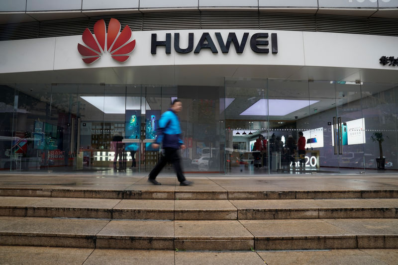 © Reuters. Homem passa por um logotipo da Huawei em um shopping center em Xangai