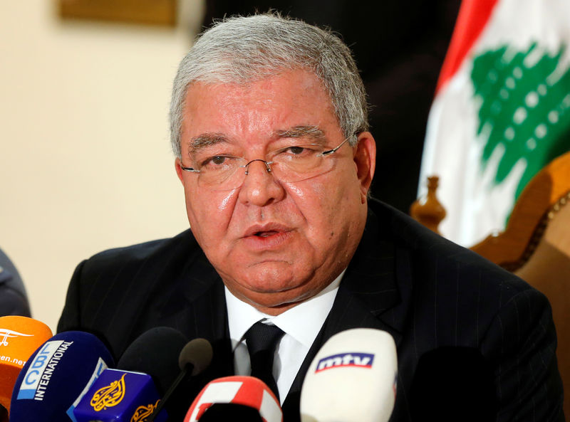 © Reuters. Lebanon's Interior Minister Nohad Machnouk talks during a news conference in Beirut