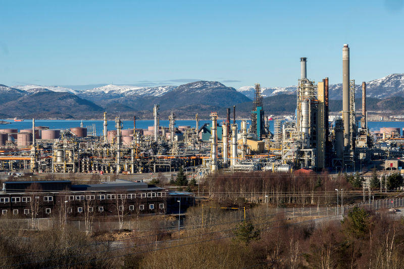© Reuters. FILE PHOTO: A general view of the oil refinery in Mongstad