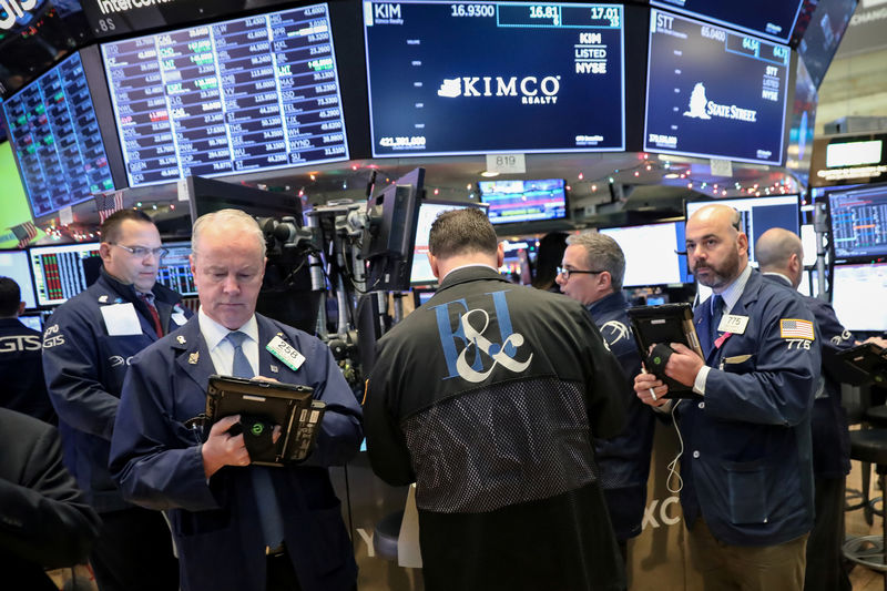 © Reuters. Traders work on the floor of the NYSE in New York