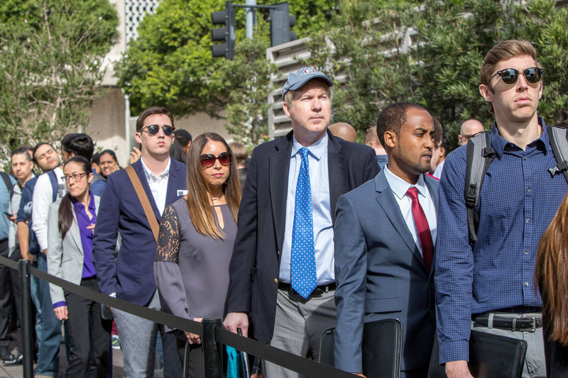 © Reuters. FILE PHOTO: Job seekers line up at TechFair in Los Angeles