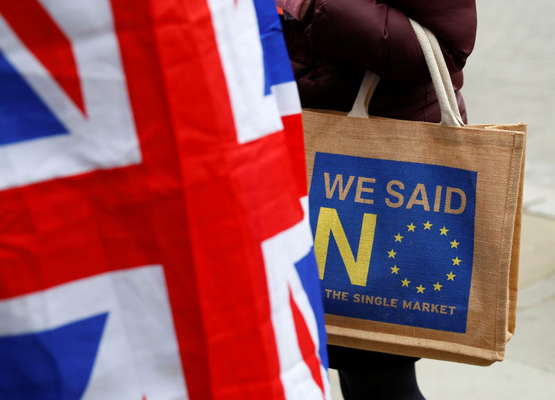 © Reuters. Pessoa segura sacola com frase de apoio ao Brexit ao lado da bandeira britânica em Londres, Reino Unido