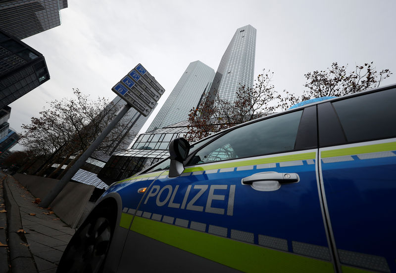 © Reuters. Criminal police officers, prosecutors and tax inspectors searched Deutsche Bank offices in and around Frankfurt