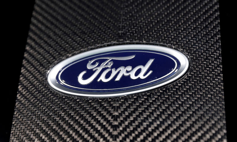 © Reuters. FILE PHOTO: The Ford logo is seen at the New York Auto Show in New York