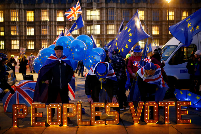 © Reuters. El Brexit pasa turbulencias después de que May retrase su votación
