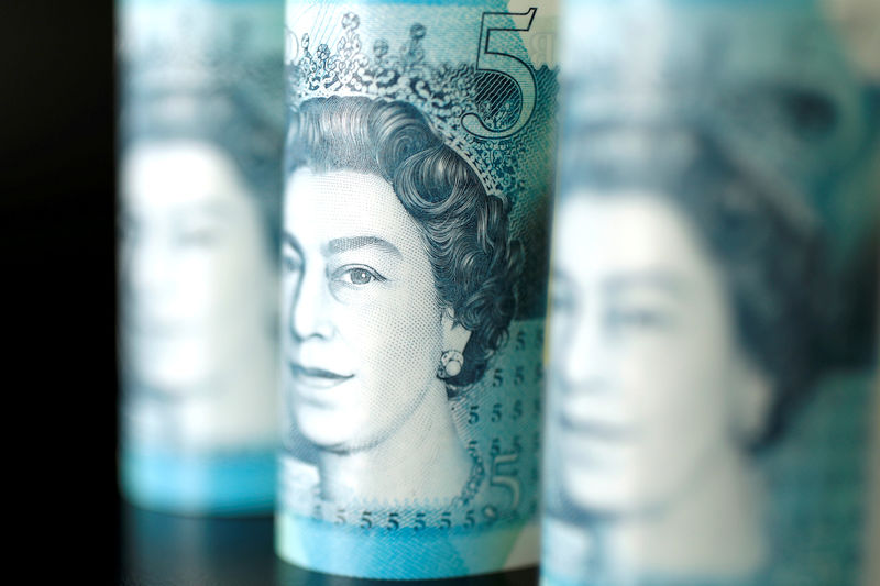 © Reuters. FILE PHOTO: British five pound banknotes are seen in this picture illustration