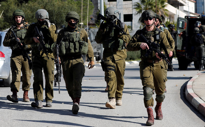 © Reuters. Israeli soldiers walk during clashes with Palestinians in Ramallah in the occupied West Bank