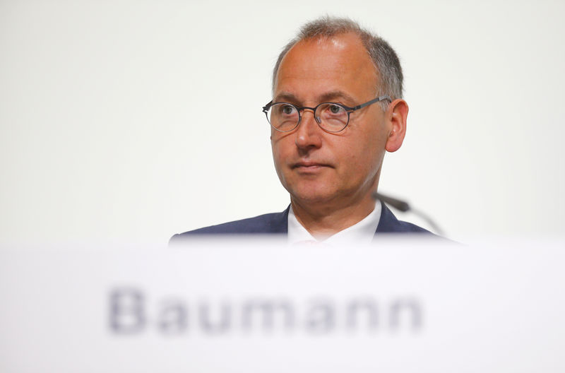 © Reuters. FILE PHOTO: Bayer AG CEO Baumann attends the company's AGM in Bonn
