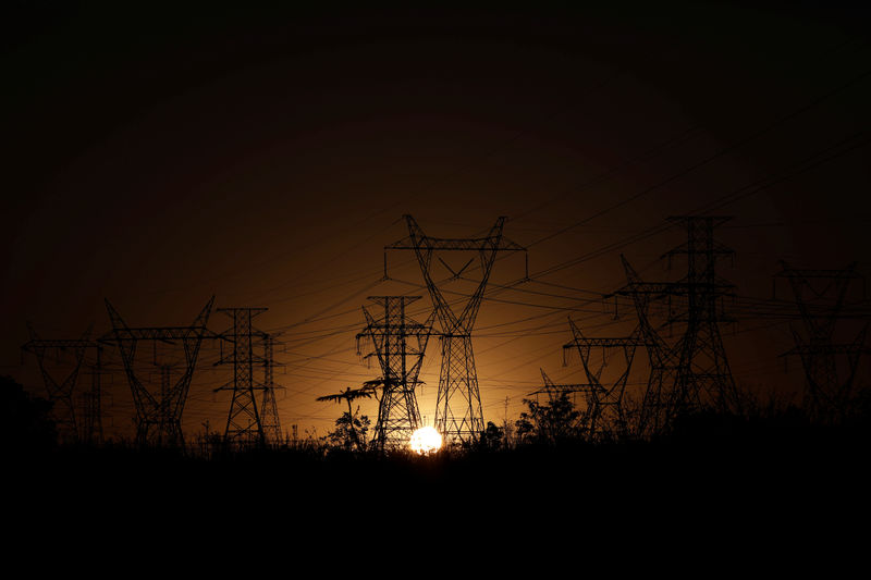 © Reuters. Linhas de transmissão de energia