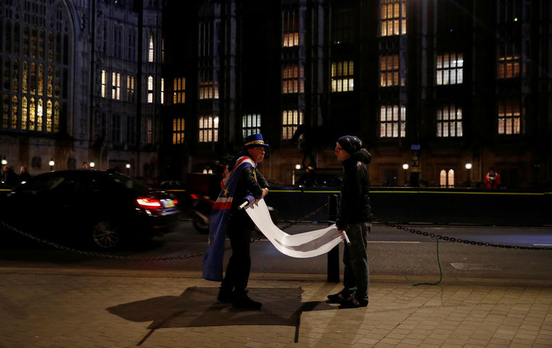 © Reuters. Anti-Brexit protester Steve Bray packs away posters after a day demonstrating outside the Houses of Parliament in London