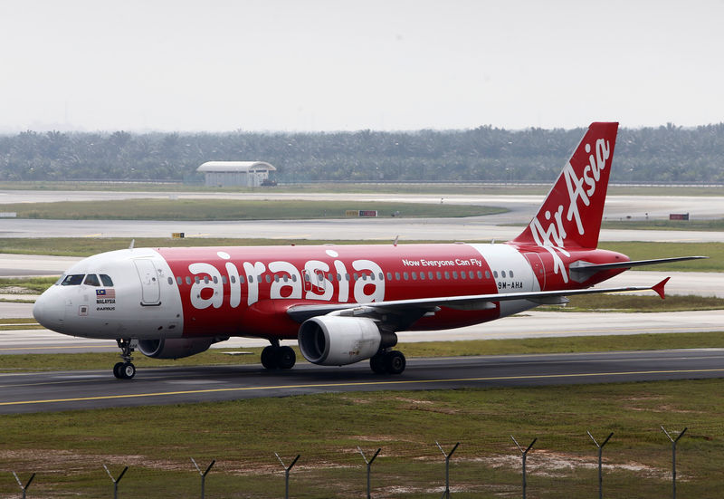 © Reuters. FILE PHOTO: AirAsia Airbus A320 plane arrives at Kuala Lumpur International Airport 2 (KLIA2) in Sepang