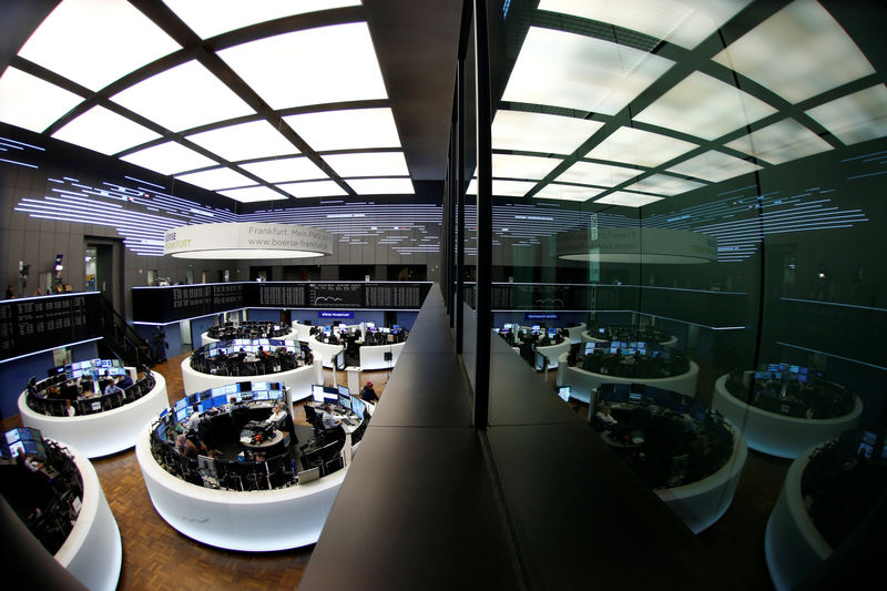 © Reuters. Traders work at Frankfurt's stock exchange in Frankfurt