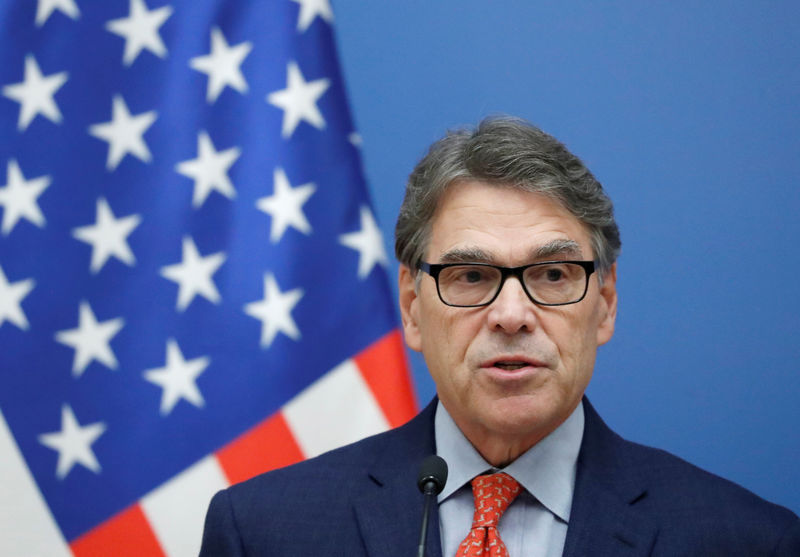 © Reuters. FILE PHOTO: U.S. Energy Secretary Rick Perry attends a joint news conference with Hungarian Foreign Minister Peter Szijjarto in Budapest