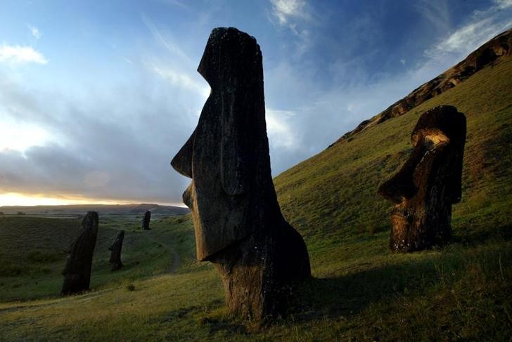 © Reuters. El alcalde chileno de Isla de Pascua prefiere que el Museo Británico siga exhibiendo el emblemático moai