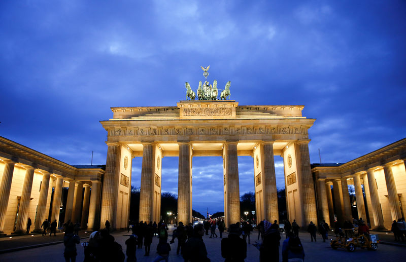 © Reuters. The Brandenburg Gate is seen during sunset in Berlin