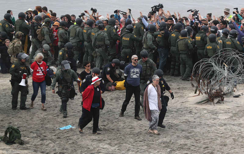 © Reuters. Agentes de segurança dos EUA prendem manifestantes durante protesto em apoio a imigrantes em San Diego, na Califórnia