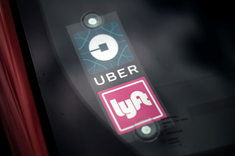 © Reuters. Logos do Uber e Lyft em carro de São Diego, Estados Unidos