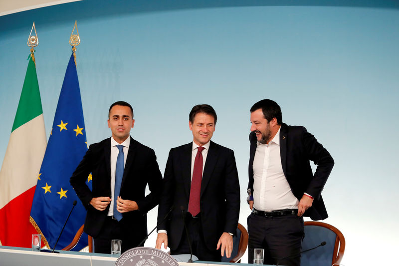 © Reuters. I vicepremier Luigi Di Maio (a sinistra) e Matteo Salvini (a destra) con il premier Giuseppe Conte (al centro) dopo una conferenza stanmpa a Palazzo Chigi