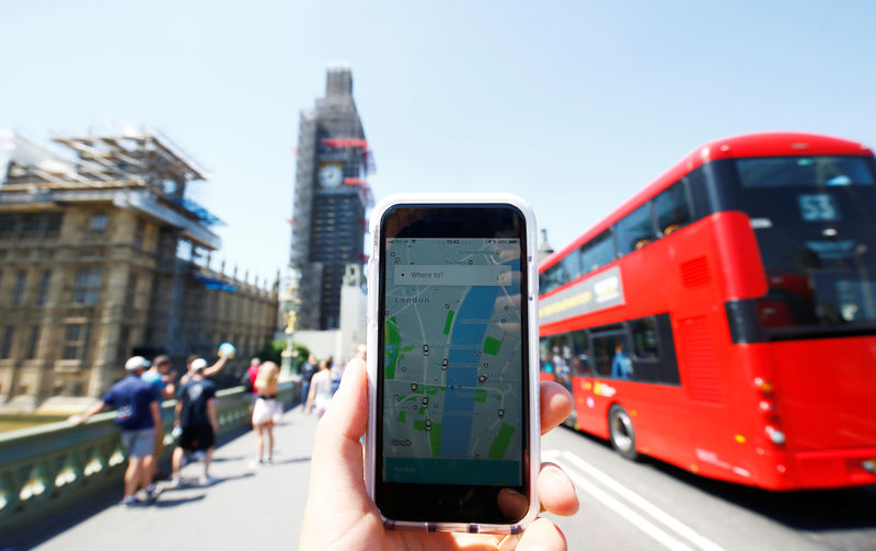 © Reuters. Aplicativo do Uber em celular em Londres, Reino Unido