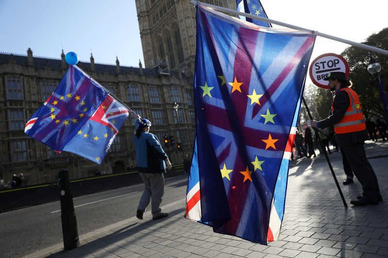 © Reuters. Manifestantes carregam bandeiras do Reino Unido e da União Europeia em Londres