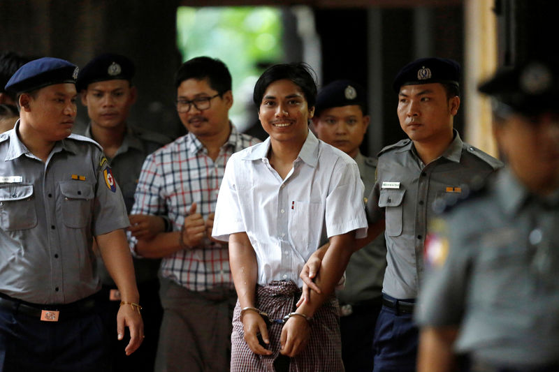 © Reuters. Os jornalistas da Reuters Kyaw Soe Oo e Wa Lone chegam para audiência em Mianmar