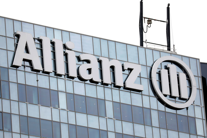 © Reuters. The logo of insurer Allianz SE is seen on the company building in Puteaux at the financial and business district of La Defense near Paris