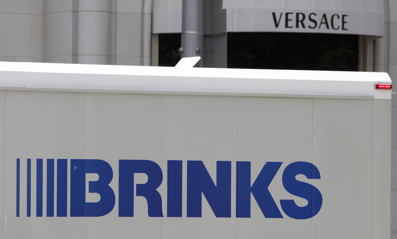 © Reuters. Logotipo de um caminhão Brinks é visto perto do logotipo de uma loja Versace na Rodeo Drive, em Beverly Hills