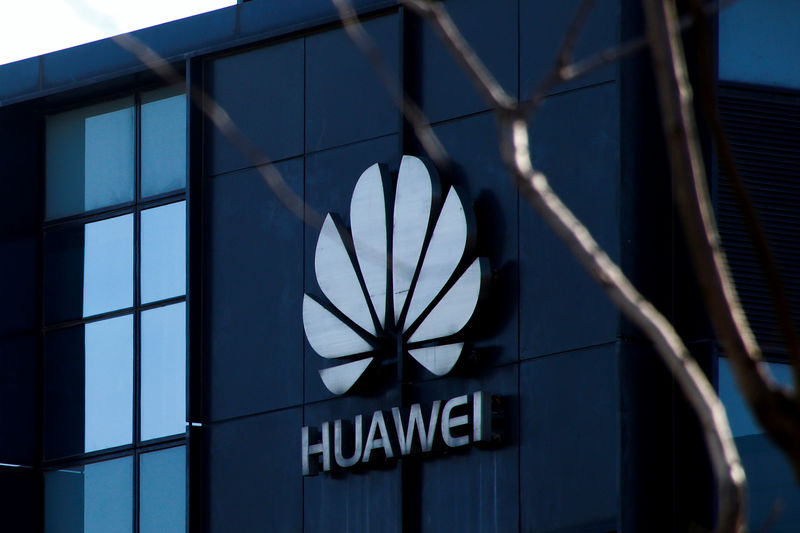 © Reuters. FILE PHOTO: Huawei's company logo is seen at an office in Beijing