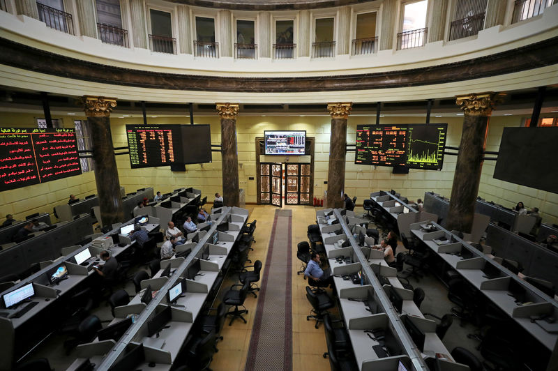 © Reuters. البورصة المصرية تواصل مكاسبها بدعم من البنوك ودبي تتعافى جزئيا