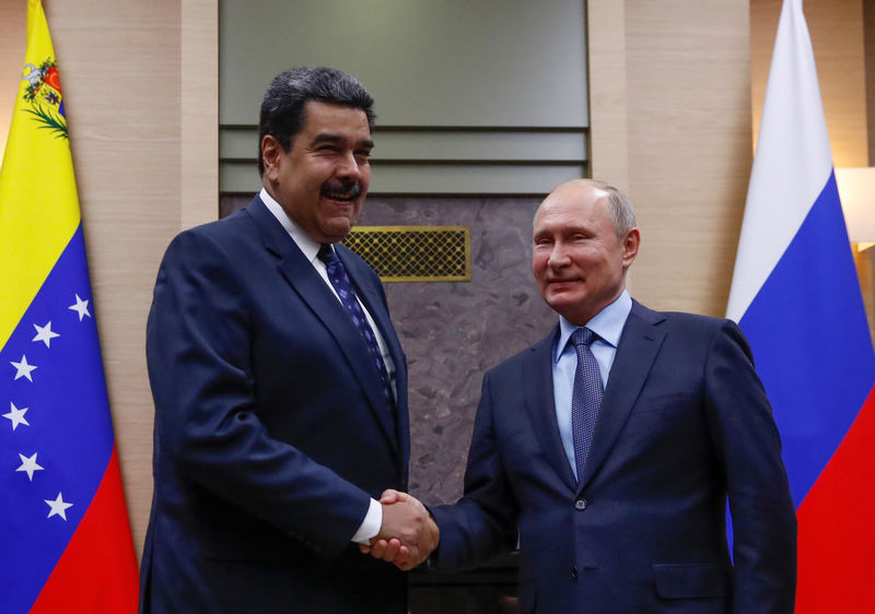 © Reuters. O presidente russo, Vladimir Putin, cumprimenta o presidente venezuelano, Nicolas Maduro, durante encontro em Moscou, na Rússia