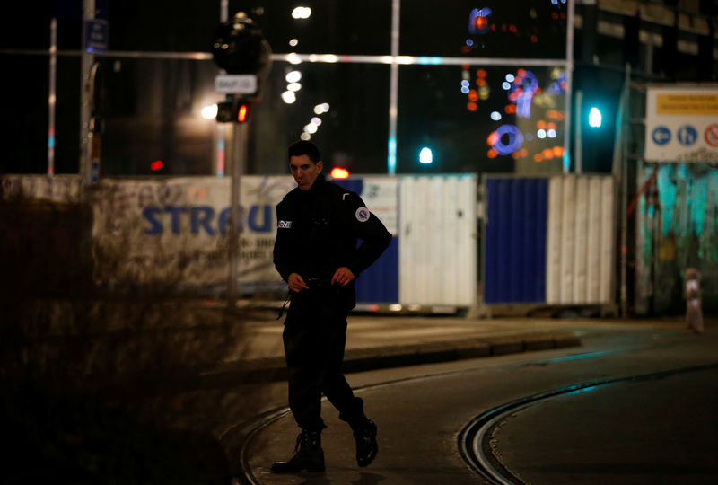 © Reuters. Polícia faz segurança da área após tiroteio em Estrasburgo, na França