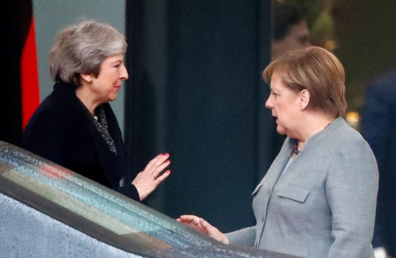 © Reuters. Merkel e May em Berlim